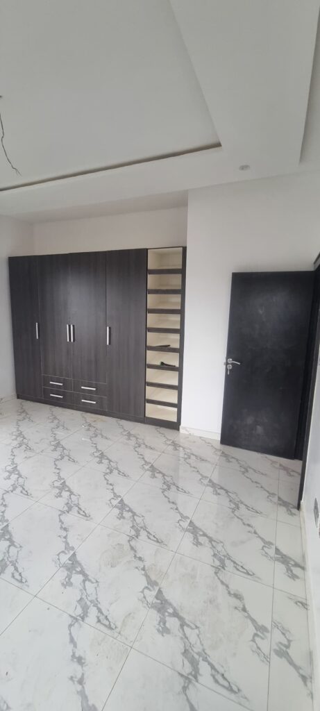 FOR SALE Stunning 5-bedroom Triplex Duplex (with a range of amenities)