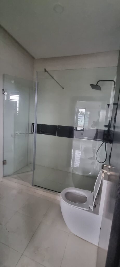 FOR SALE Stunning 5-bedroom Triplex Duplex (with a range of amenities)