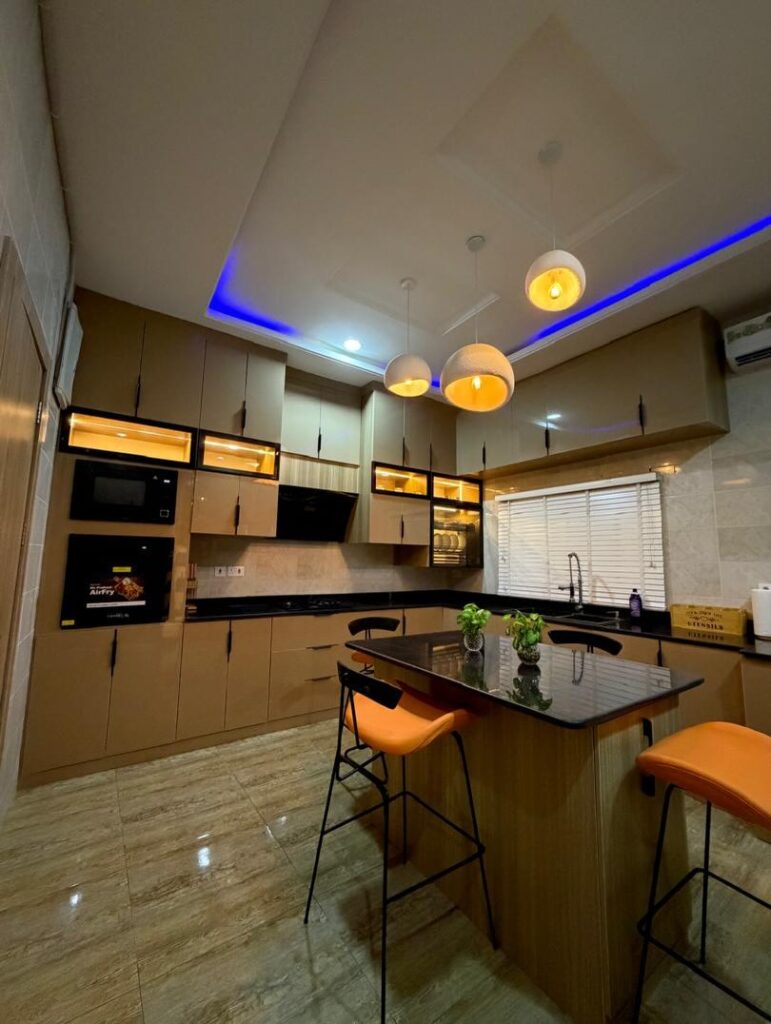 LUXURY 4-BEDROOM DUPLEX SHORTLET IN MAGODO PHASE 1